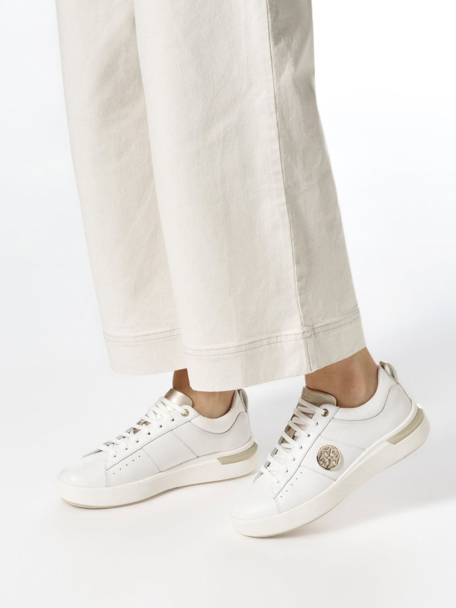 21-07_FLASH_SALE_SNEAKERS.jpg